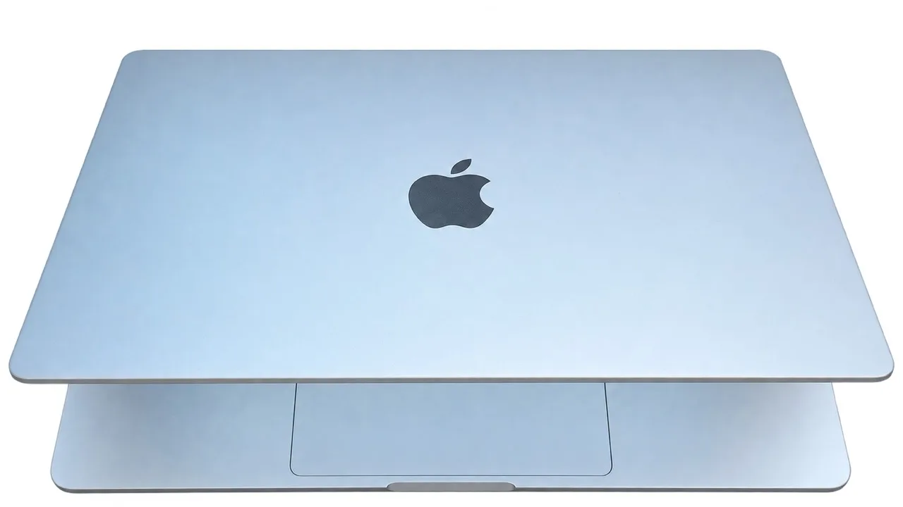スカイブルーのMacBook Air M4