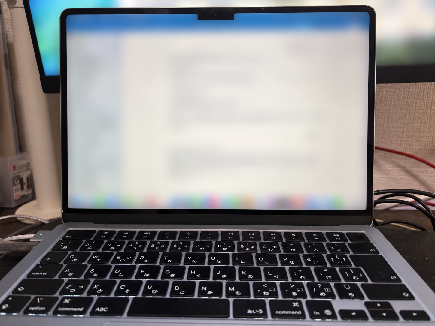 開いたMacBook Air M4の実機（画面はぼかし）