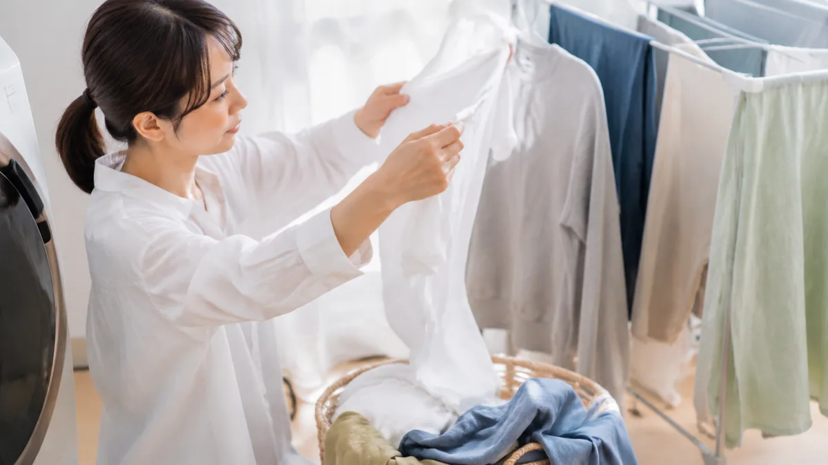 室内干しの洗濯物を確認する様子